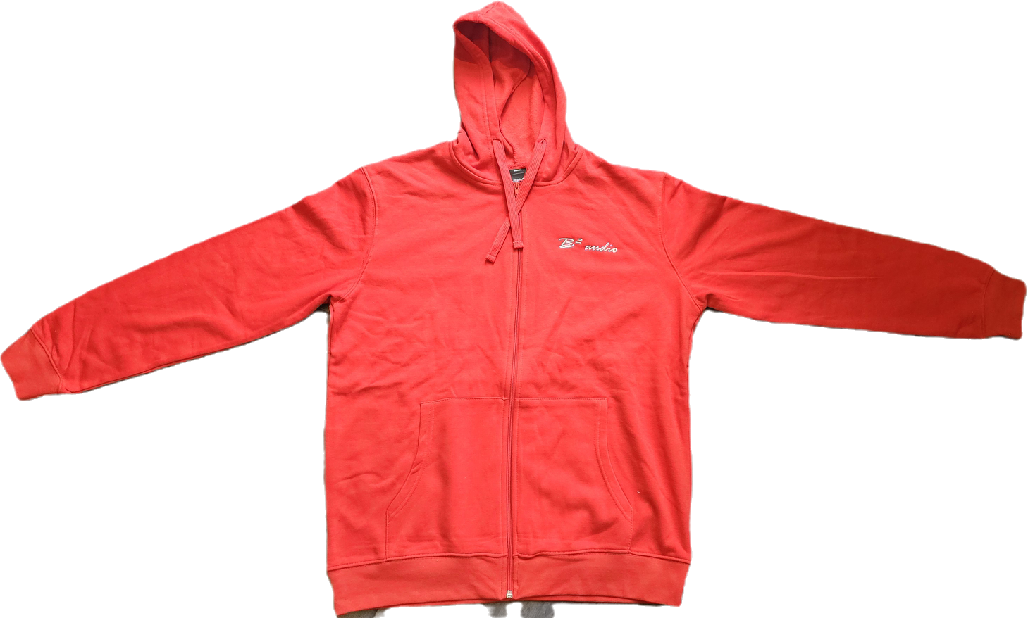 Een rode hoodie met het woord audio op de achterkant