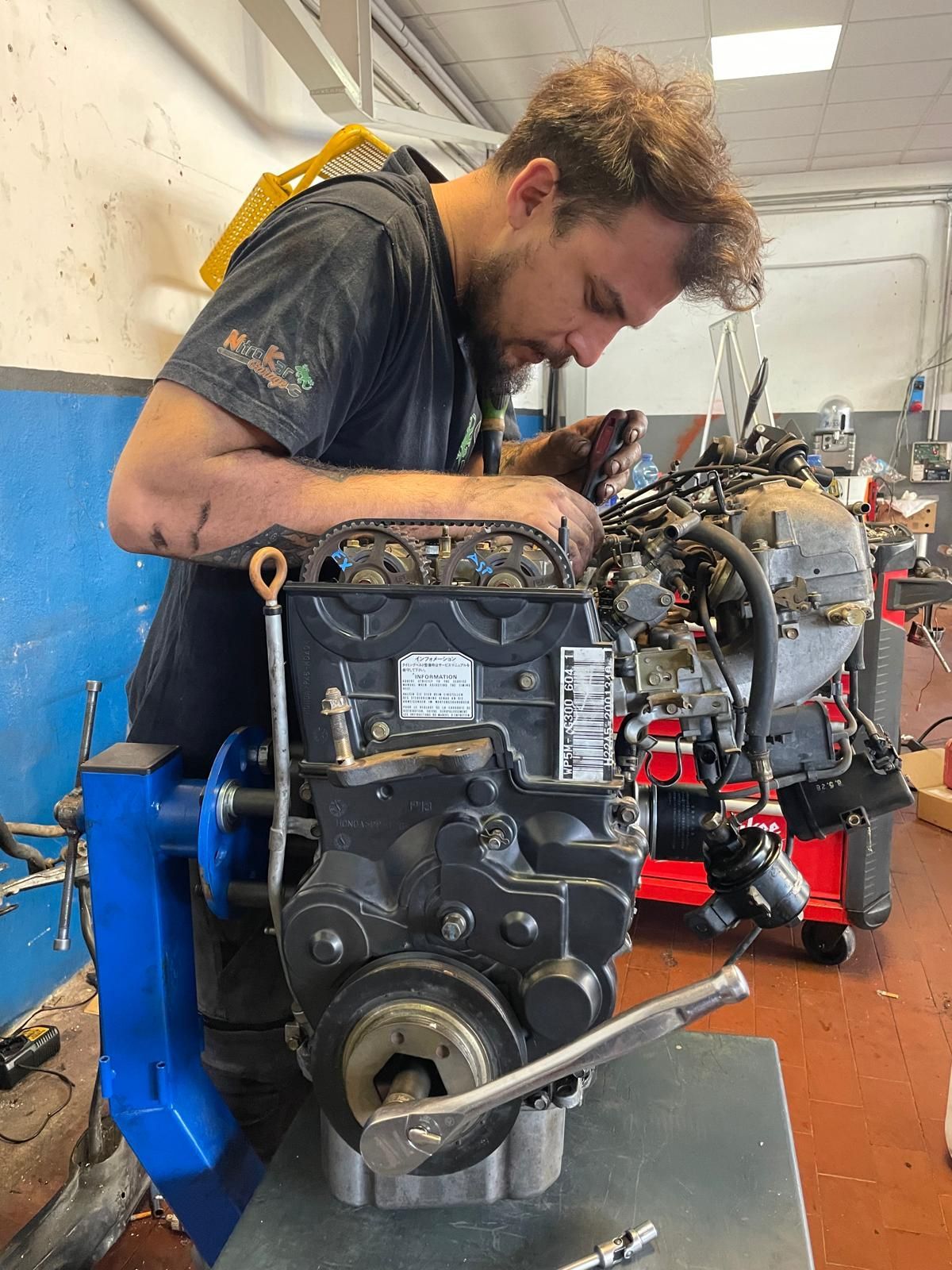 tecnico a lavoro
