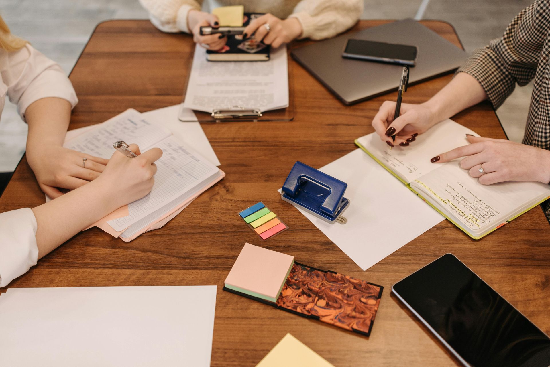 Equipo humano trabajando con confianza