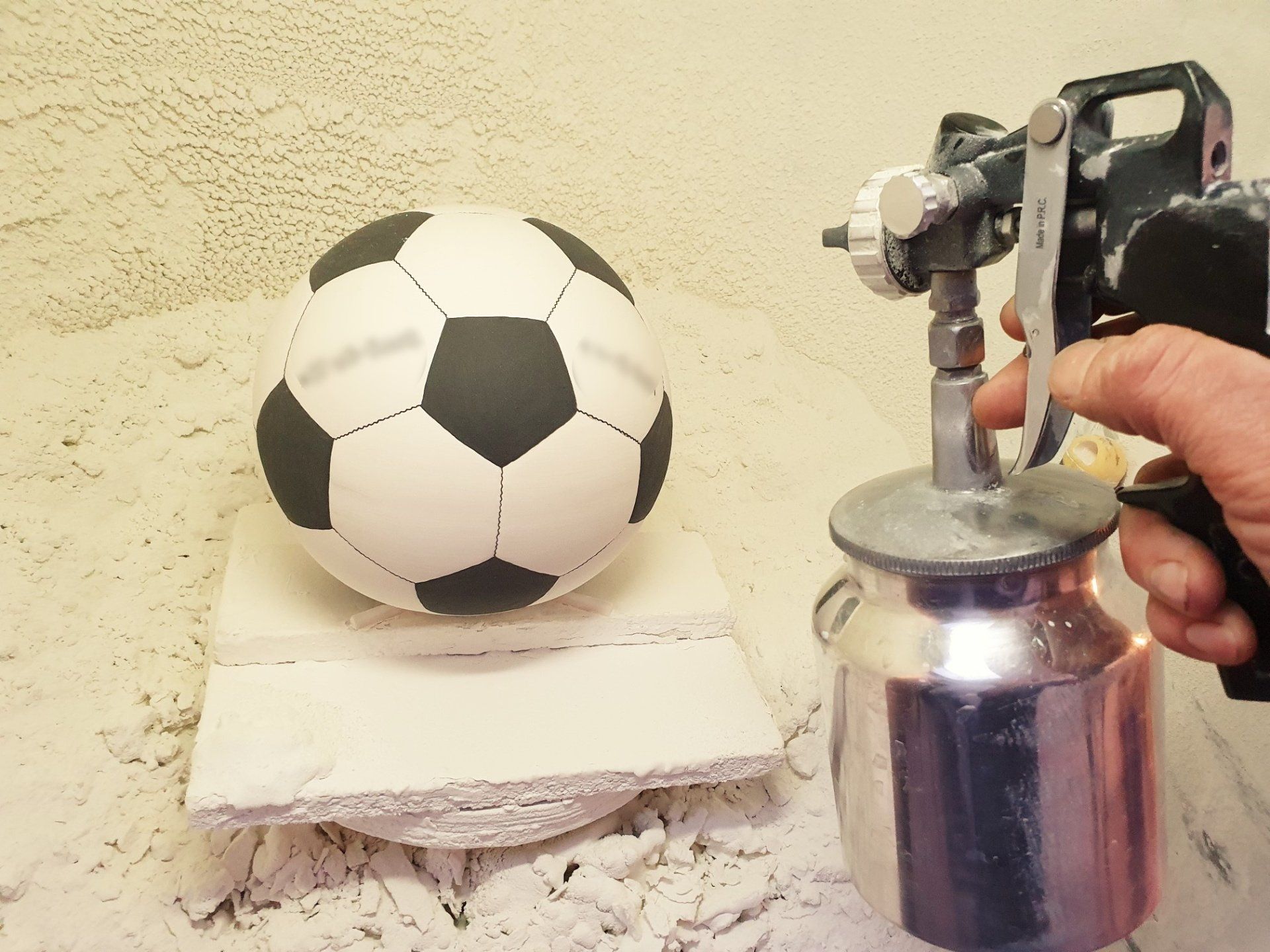 glazuren van een voetbal urn