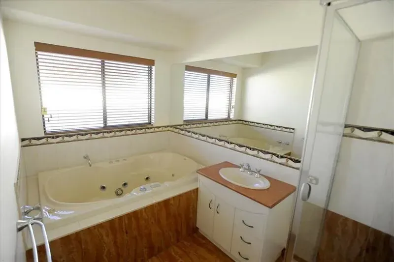 Main Bathroom Before Renovation — Shepparton Vic — Kitchenwise Main Bathroom Before Renovation — Shepparton Vic — Kitchenwise