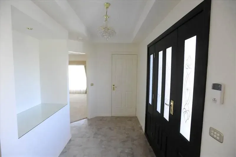 Entrance Foyer with Glass Shelf — Shepparton Vic — Kitchenwise Entrance Foyer with Glass Shelf — Shepparton Vic — Kitchenwise