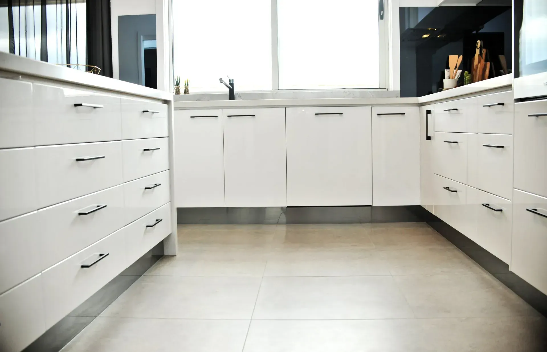 Traditional White Kitchen — Shepparton VIC — KitchenWise Traditional White Kitchen — Shepparton VIC — KitchenWise
