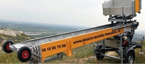 Monte meubles tracté
