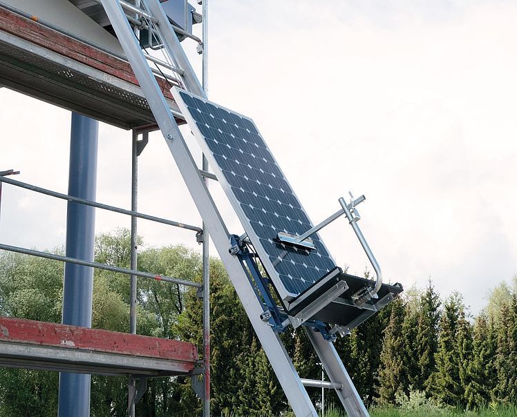 Une échelle avec un panneau solaire attaché