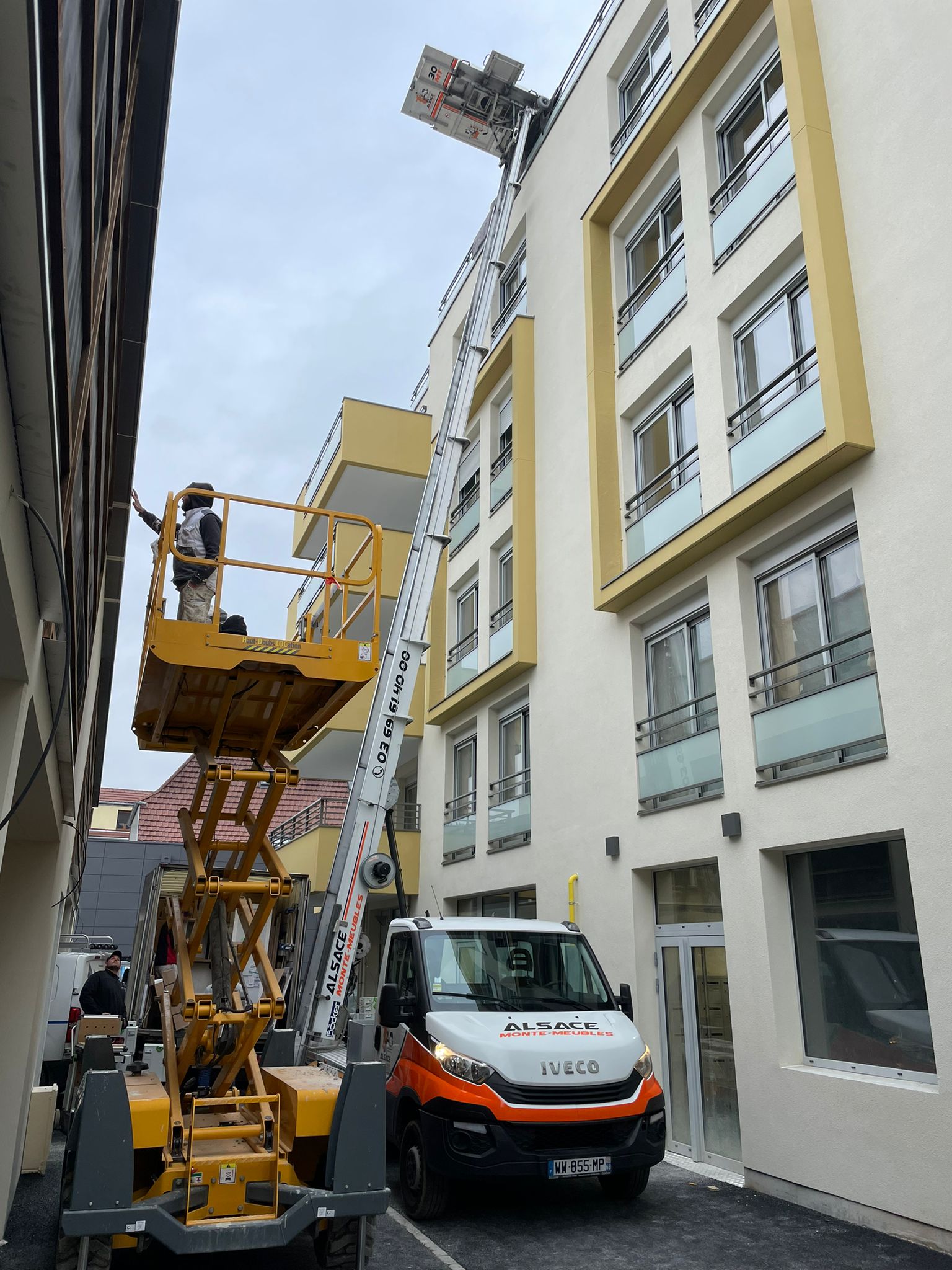 Monte-meuble en intervention pour un déménagement