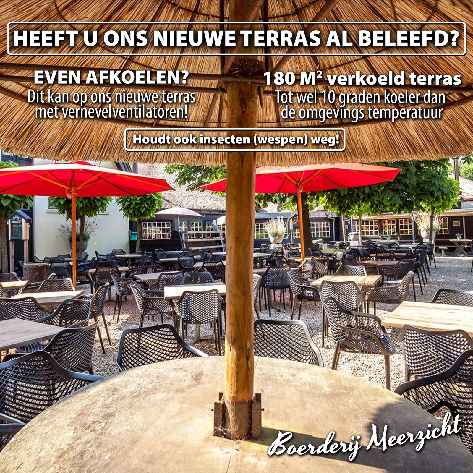 Buitenterras met rode parasols, tafels en stoelen, voor een koele, insectenvrije ervaring bij Boerdery Meerzicht.