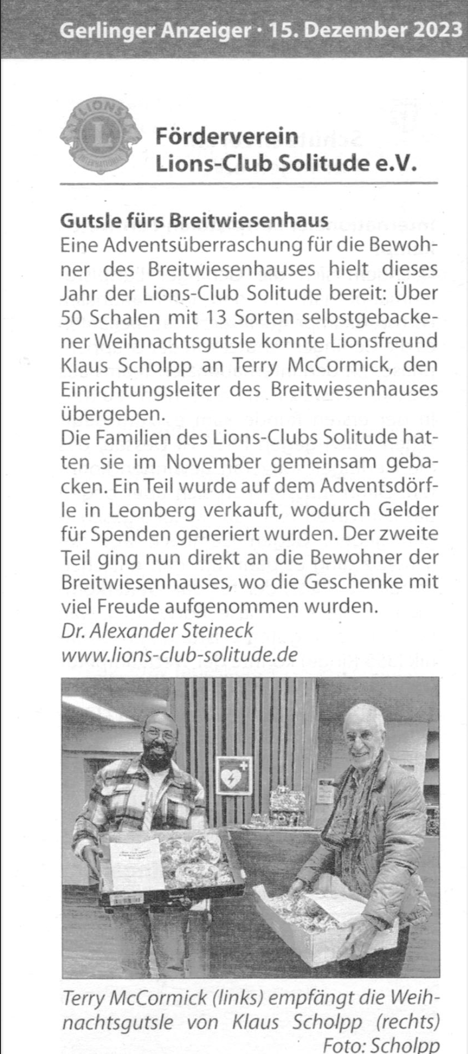 Ein Schwarzweißfoto von zwei Männern, die Kisten halten.
