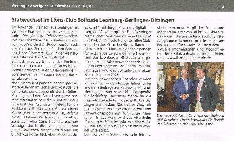 In einem Zeitungsartikel geben sich zwei Männer die Hand.