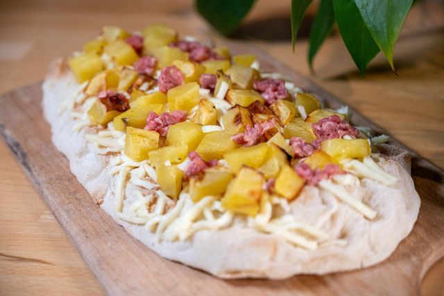 pinsa patate e salsiccia