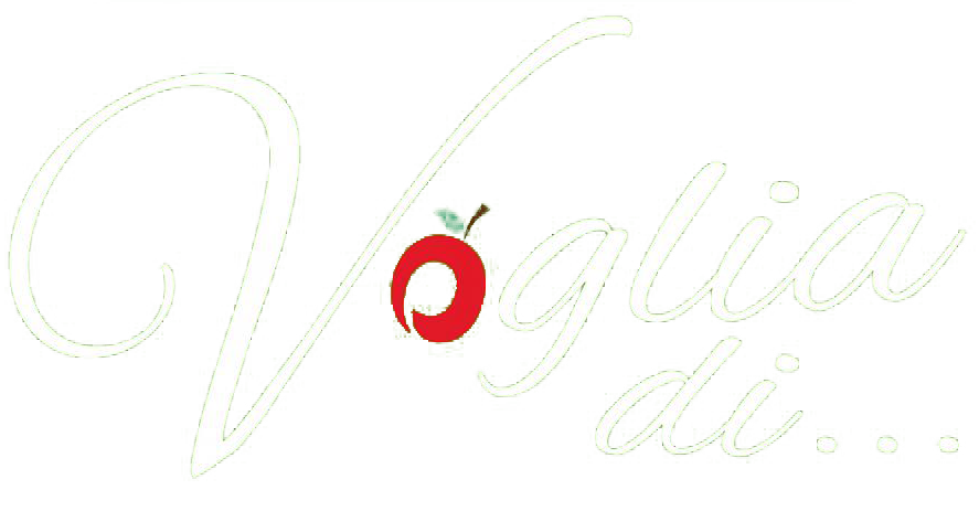 La scritta "Voglia di..." in un carattere corsivo bianco, con una piccola mela rossa al posto della lettera "o".