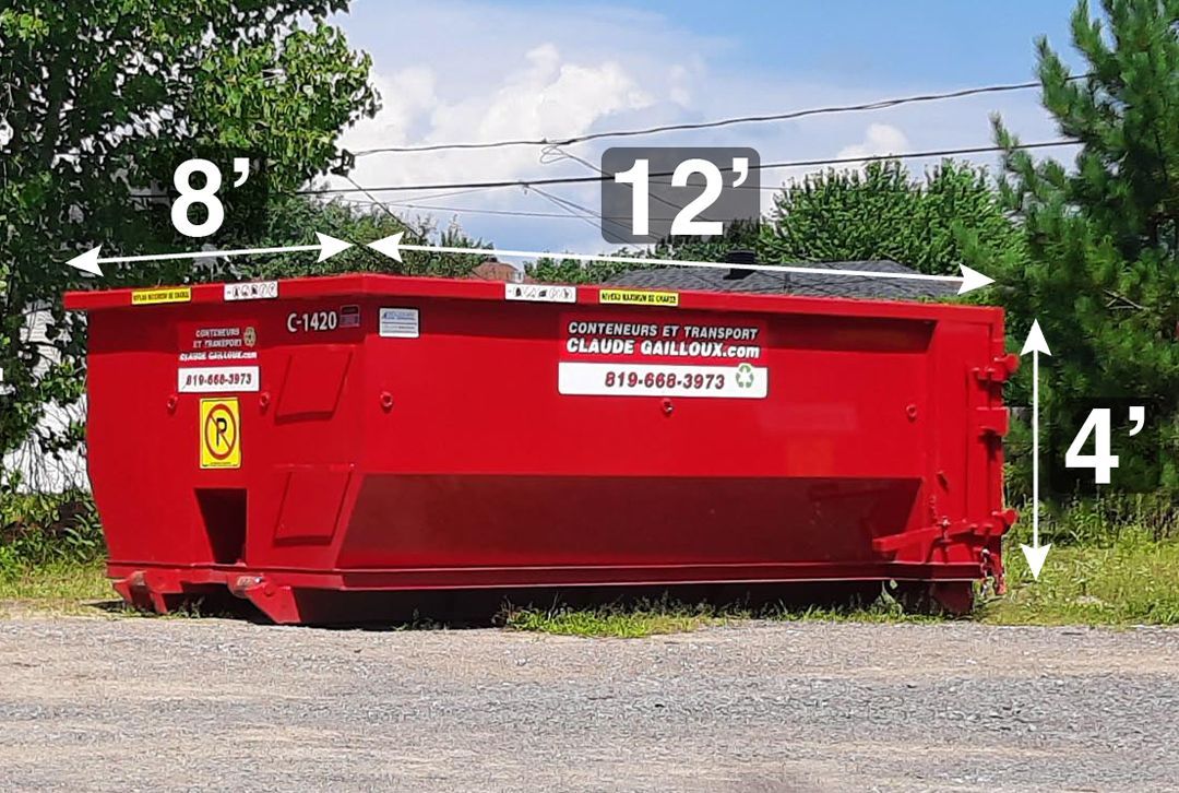 Conteneur à déchets rouge avec étiquettes de taille 8', 12' et 4' dans un espace extérieur herbeux.