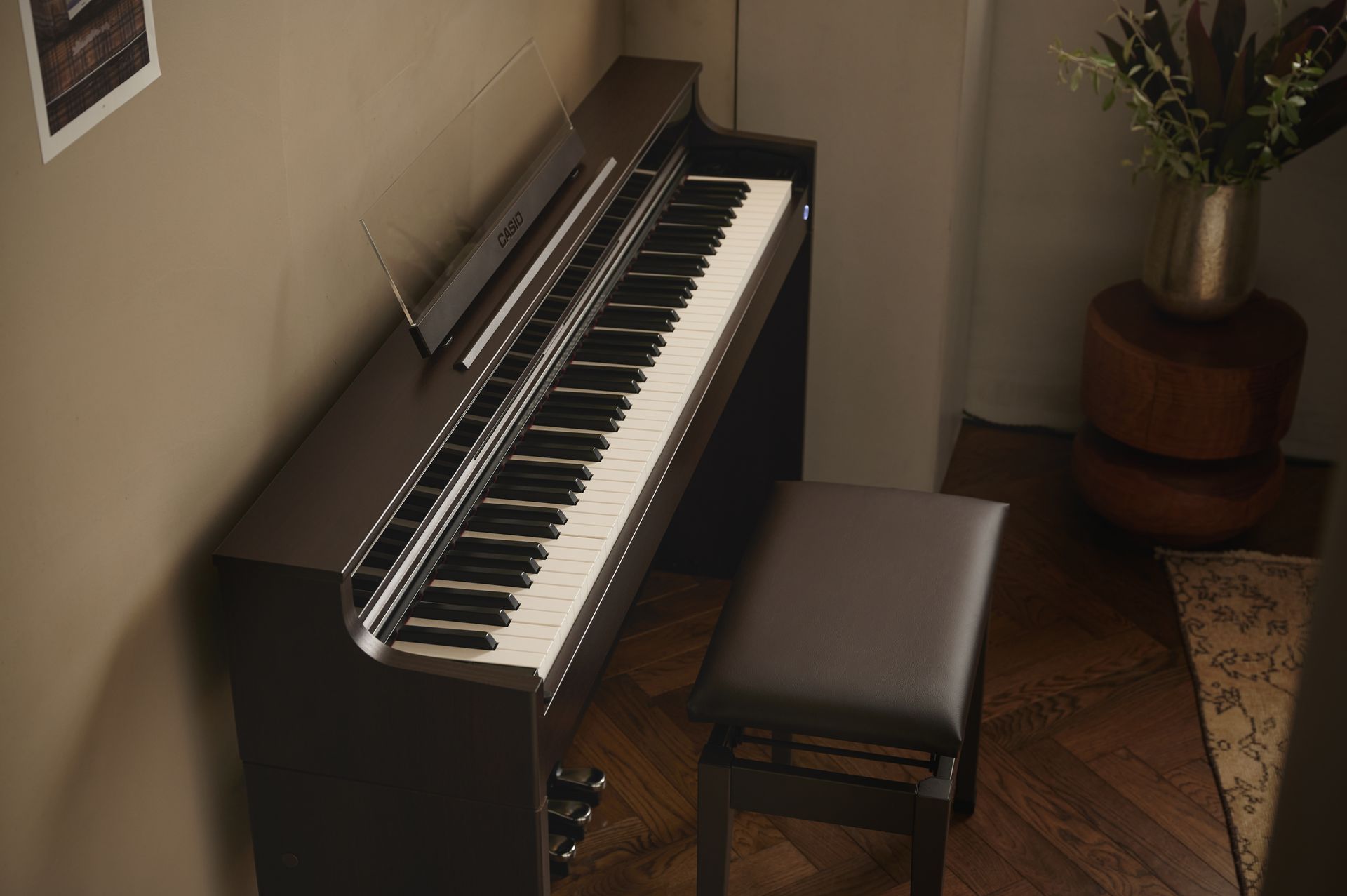 Ein Klavier steht auf einem Holzboden in einem Wohnzimmer.