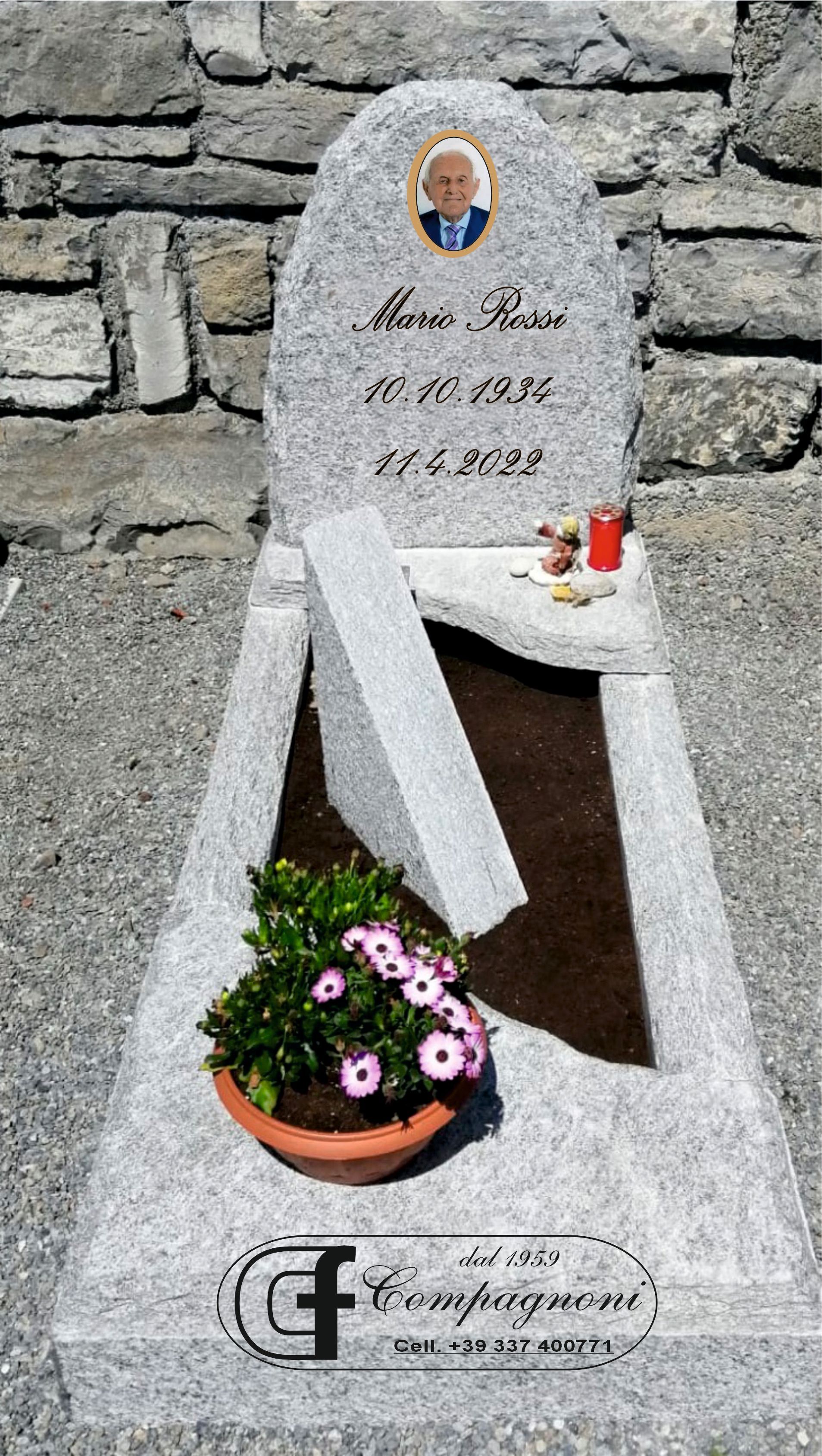 Lapide con foto, fiori e una candela in un cimitero.