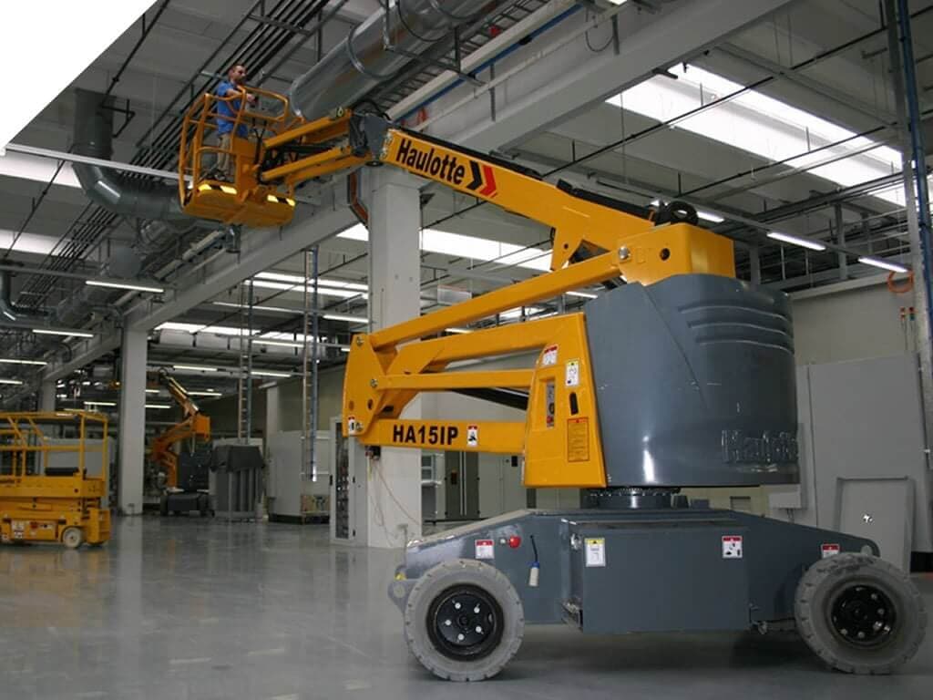 BARCEQUIPOS – Plataforma articulada eléctrica HA15IP