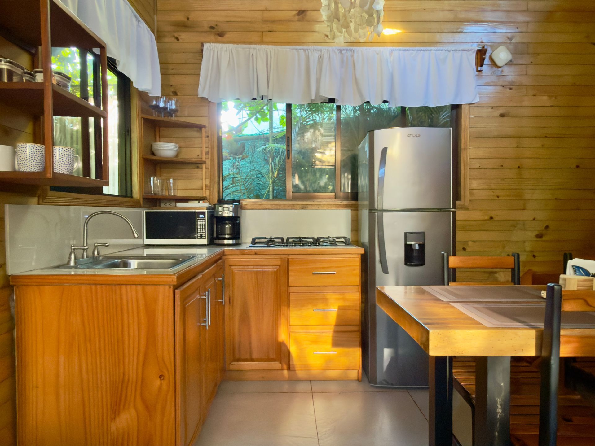 vacation rental in Manuel Antonio Costa Rica with fully equipped kitchen for self catering, close to the National Park