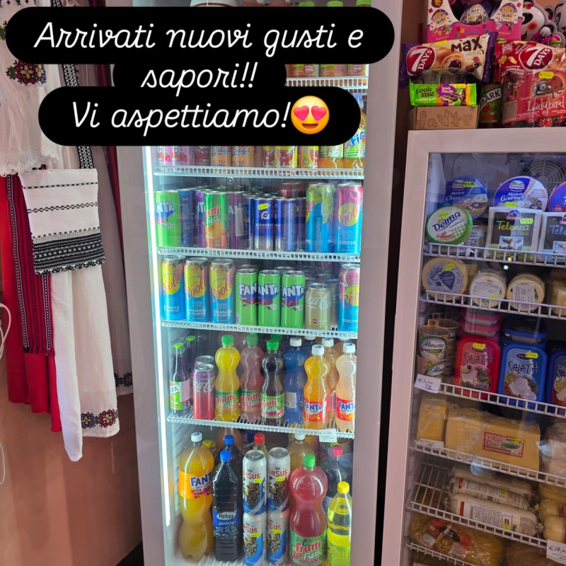 Frigorifero pieno di bevande e la scritta 