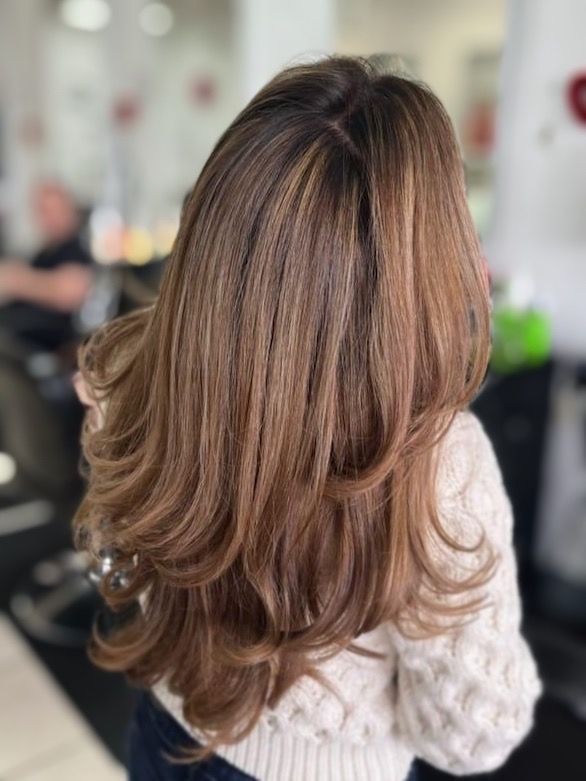beautiful wavy blond highlight hair done at hair slaon