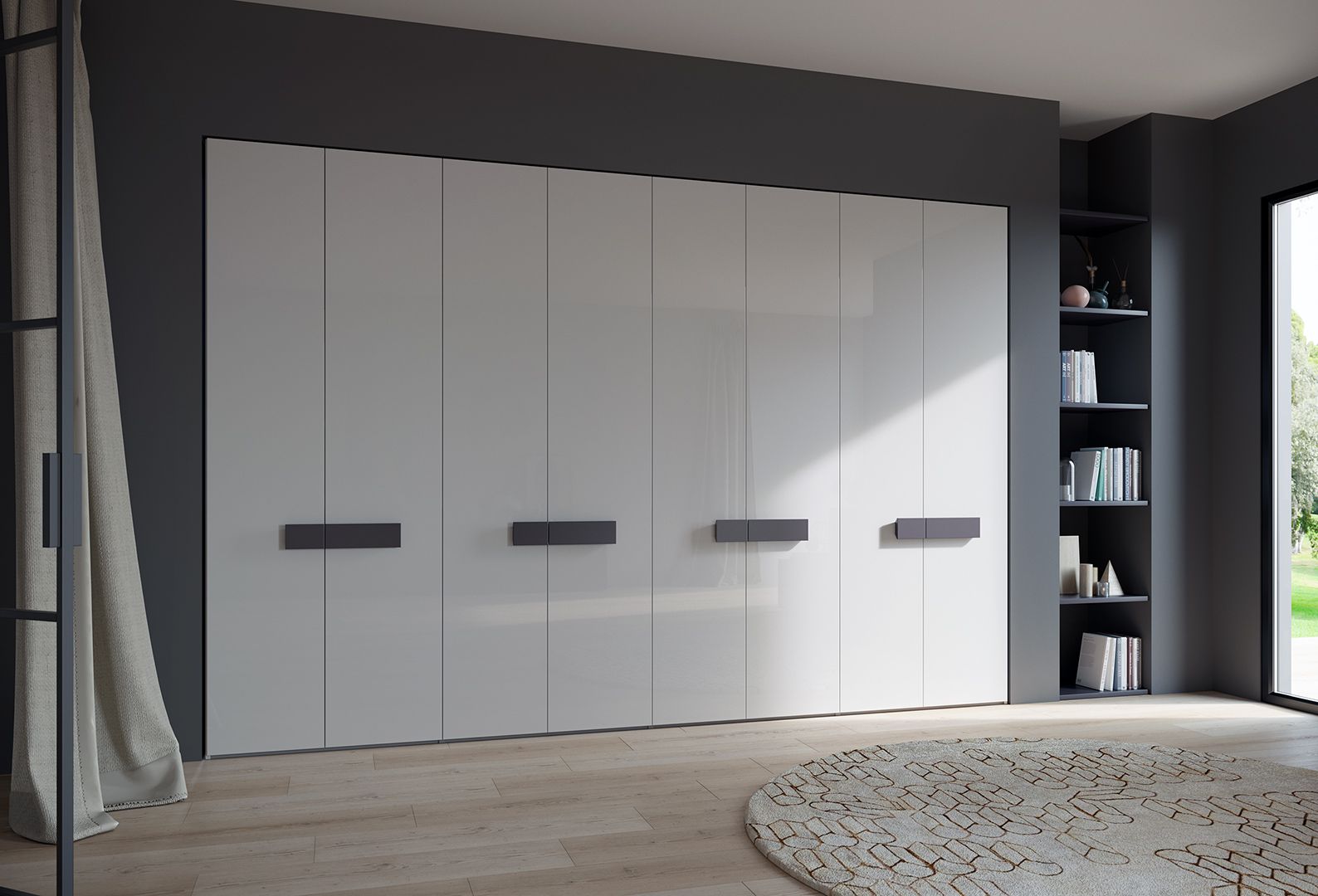 Moderno armadio bianco con maniglie grigie contro una parete grigia. Sono visibili anche una libreria a muro e un tappeto.