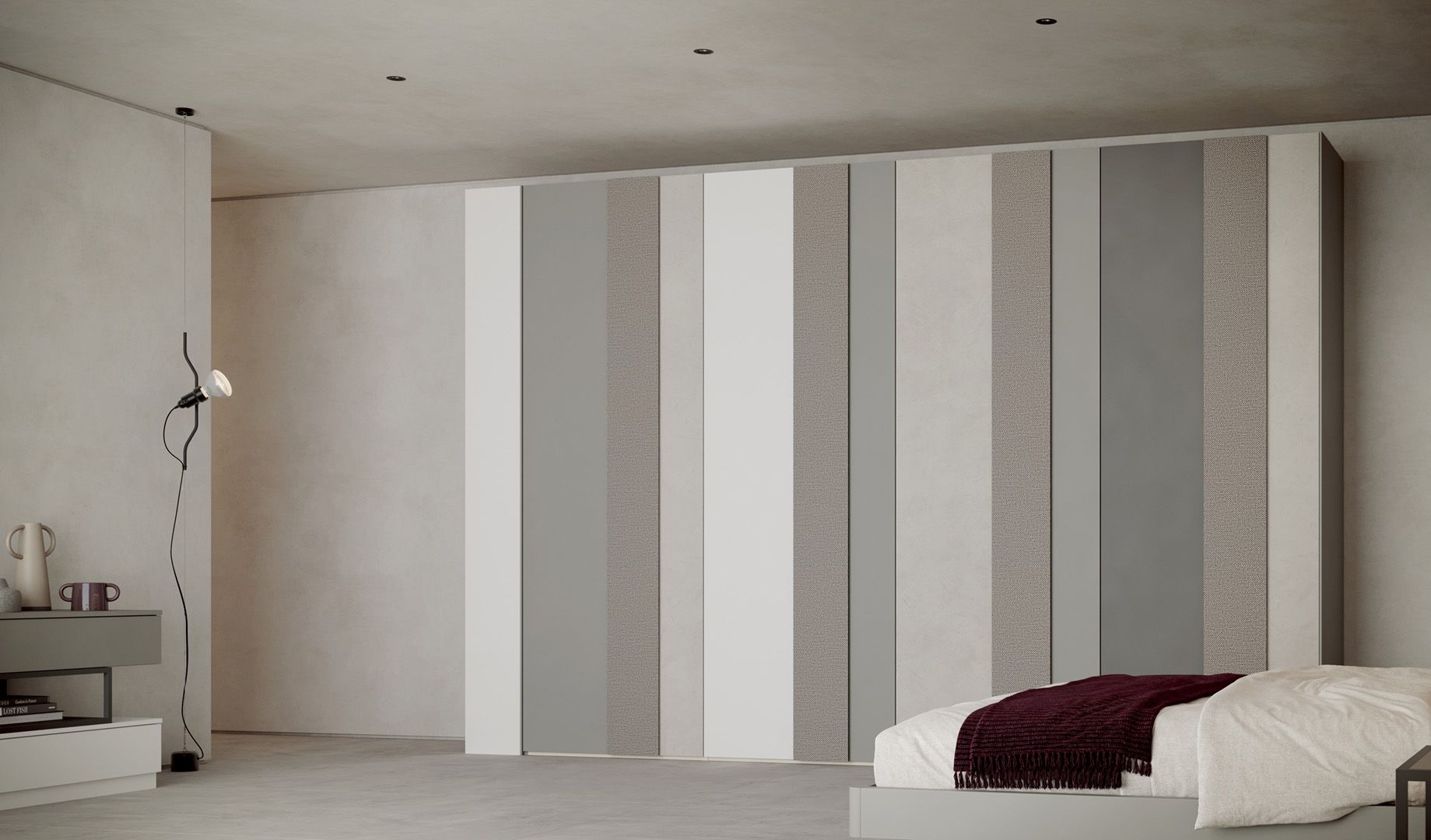 Camera da letto con un ampio armadio a righe nei toni del grigio, beige e bianco. Letto con coperta bordeaux.