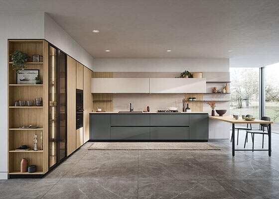 Cucina moderna con mobili grigi, ripiani in legno e tavolo da pranzo.