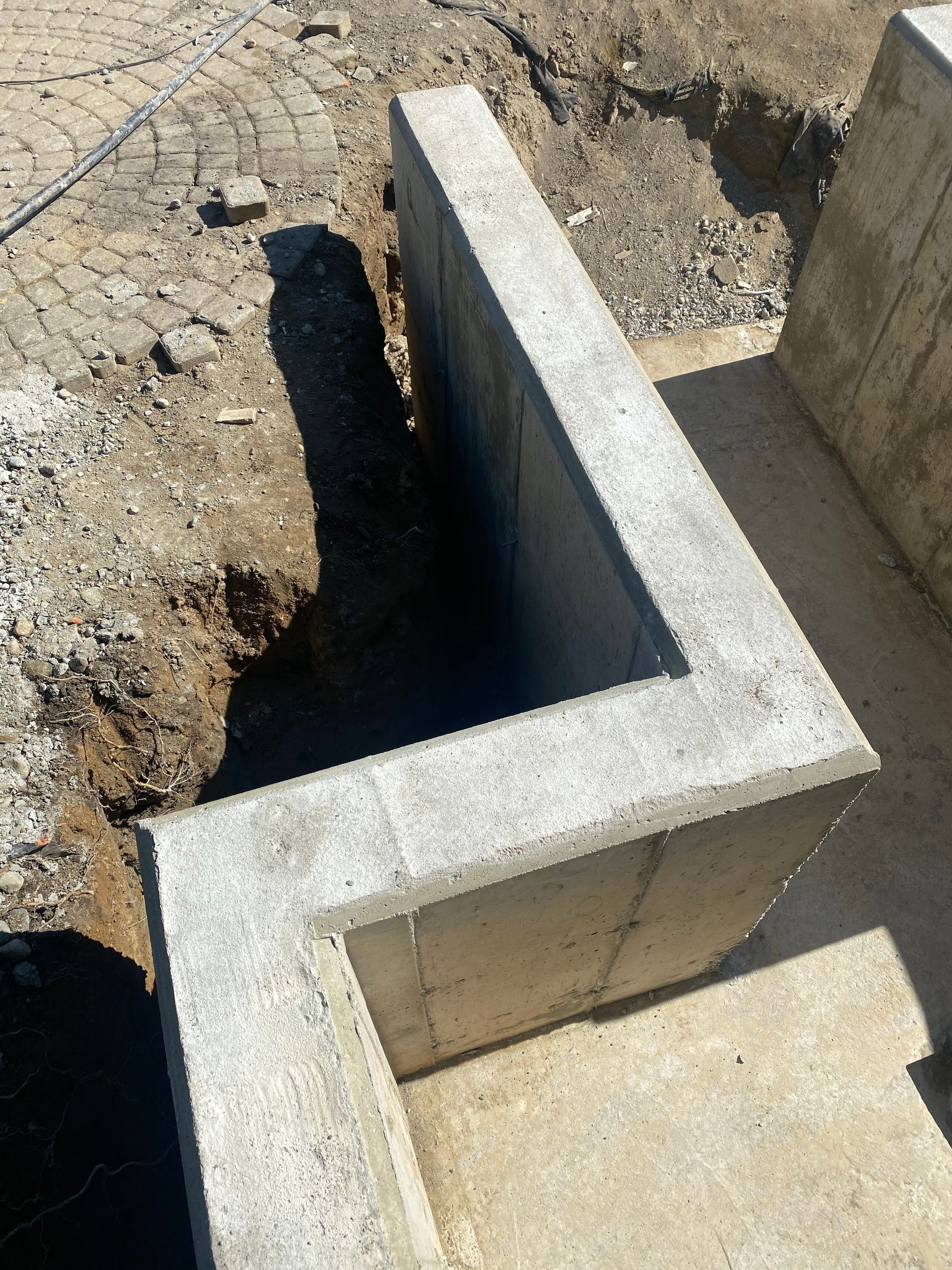 Concrete retaining wall