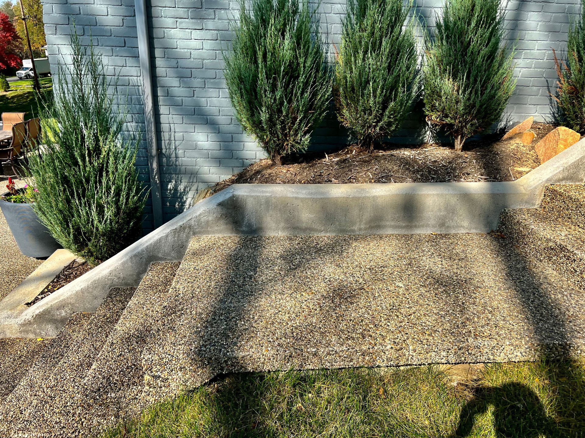 Retaining wall exposed aggregate planter