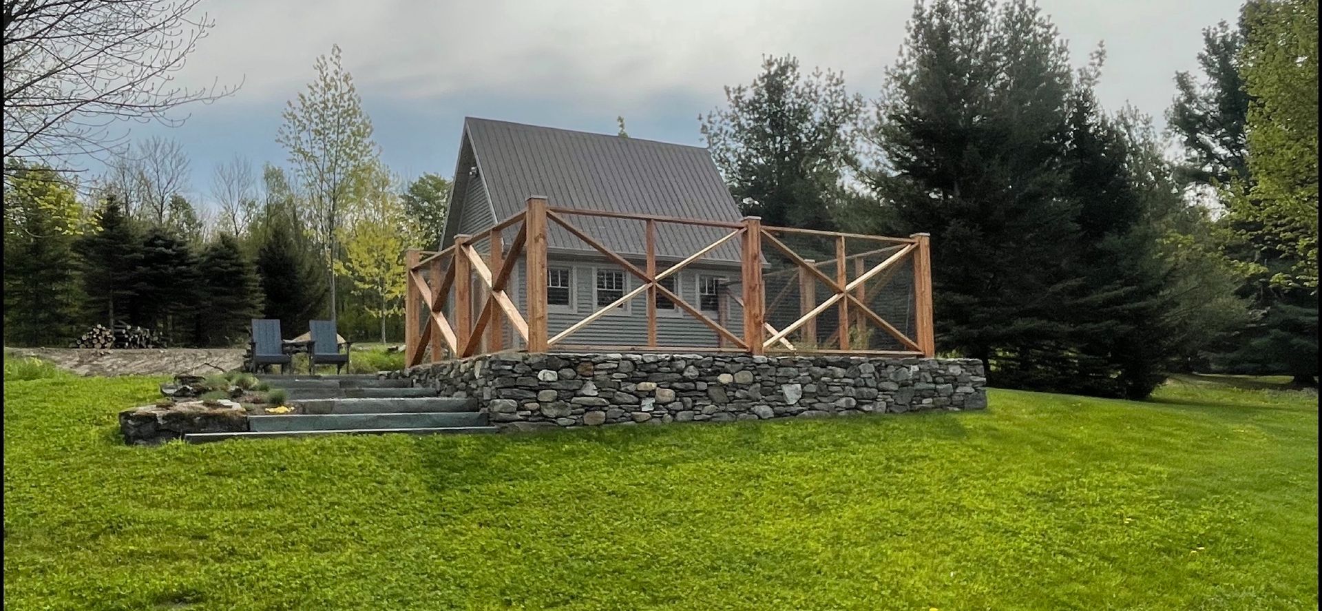 Une maison est en construction au milieu d'un champ verdoyant