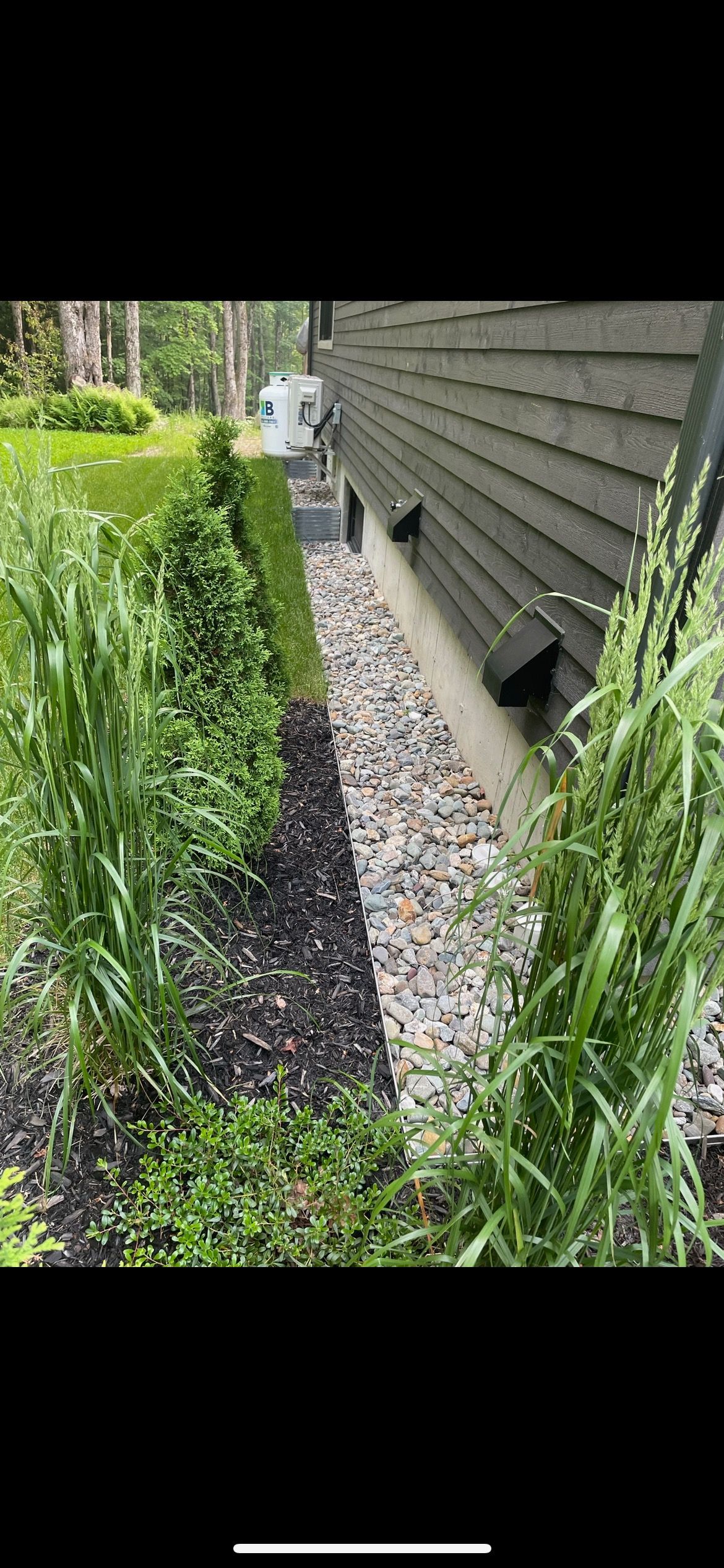Un système de drainage est en cours d'installation sur le côté d'une maison.