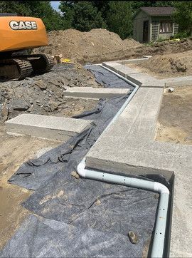 Un chantier de construction avec une excavatrice Case en arrière-plan.