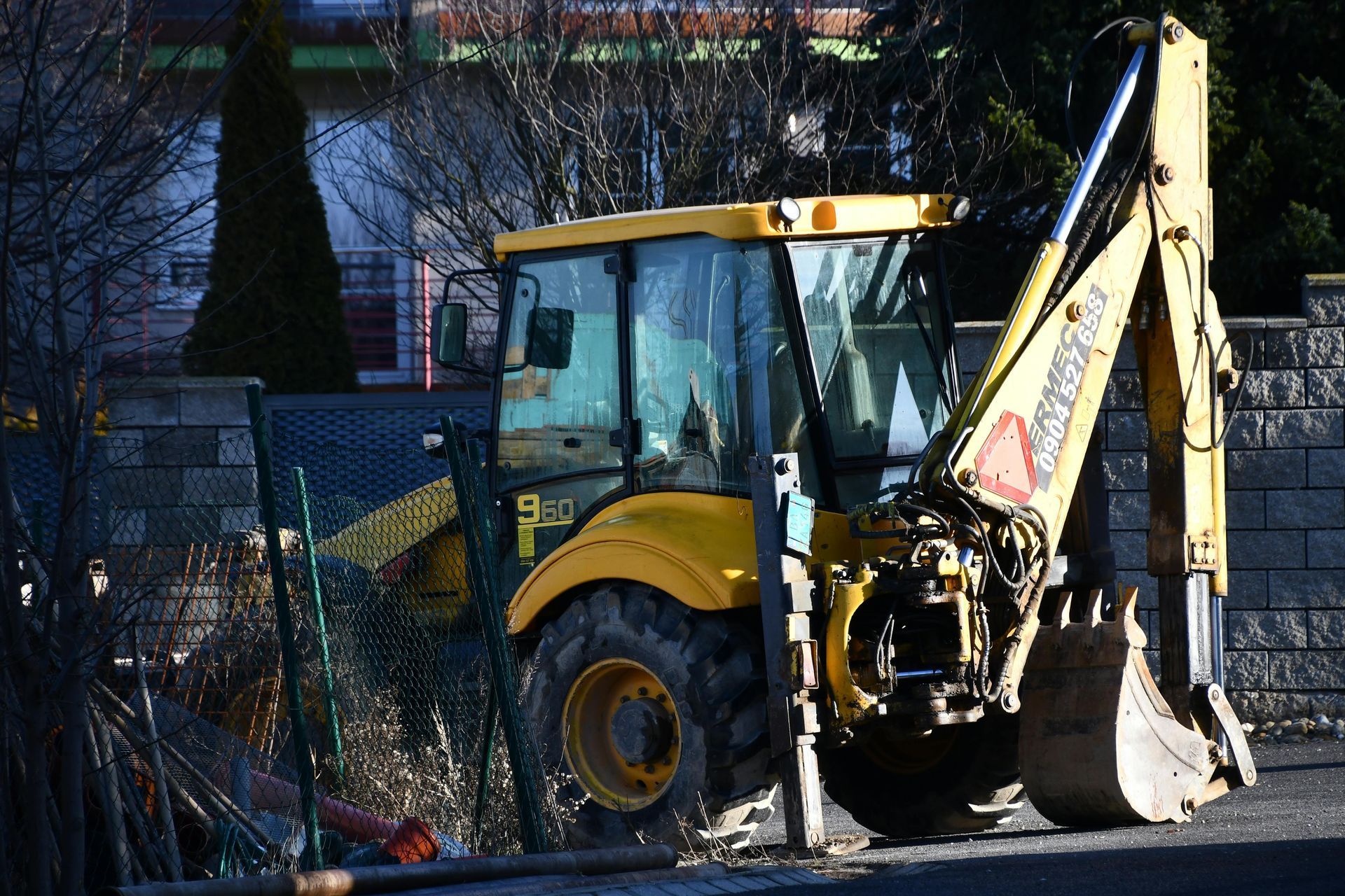 Un chantier de construction avec une excavatrice Case en arrière-plan.