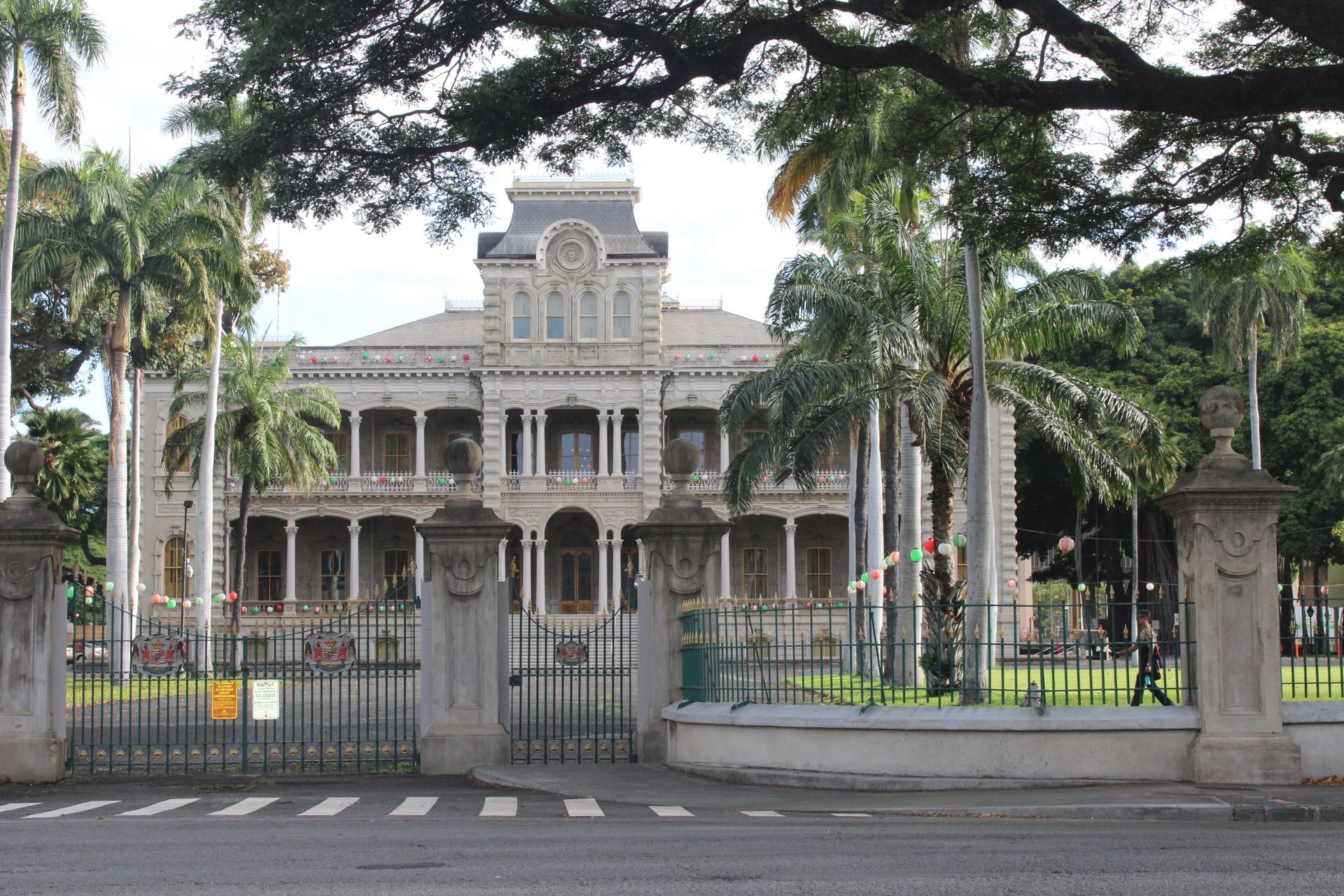 'Iolani Palace from the street view decorated with Christmas decorations