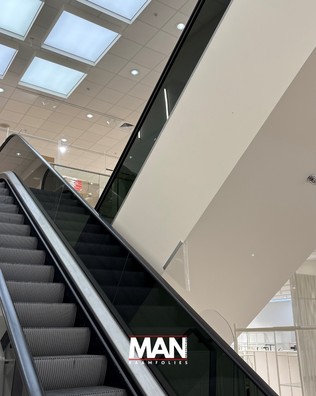 Lichtwerende raamfolie op de roltrappen bij het winkelpand van H&M te Venlo.