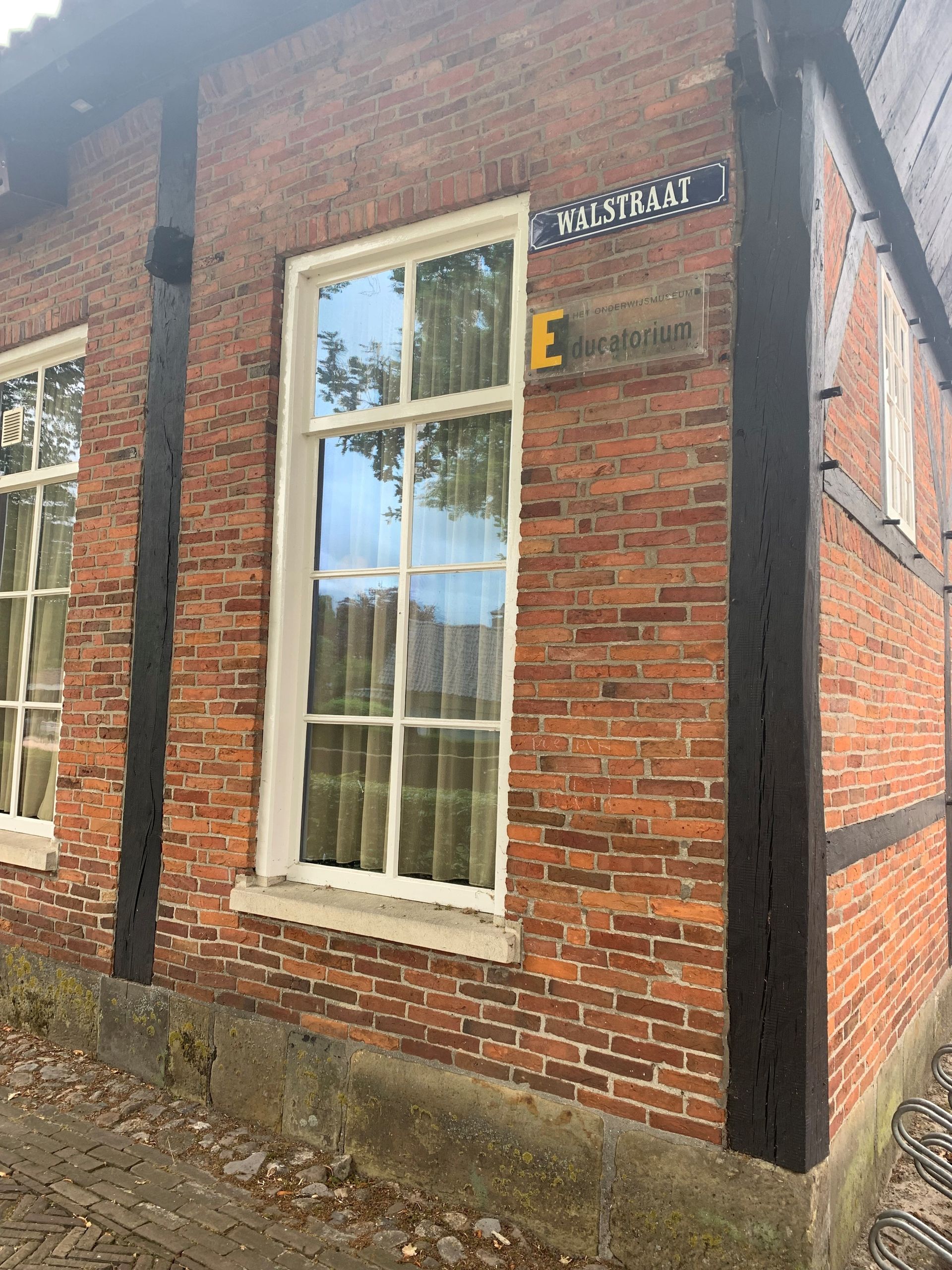 Isolerende raamfolie bij het Onderwijsmuseum Educatorium te Ootmarsum.
