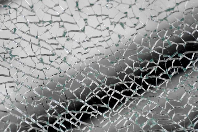 Gebroken glas vastgehouden door veiligheidsfolie
