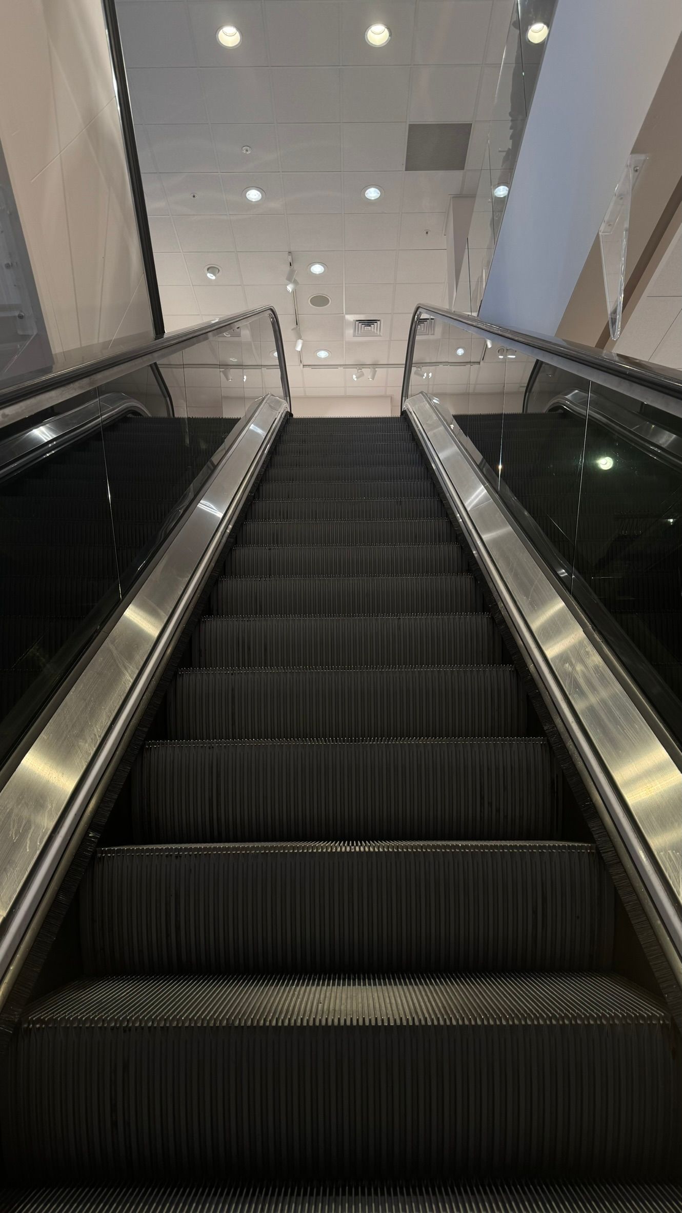 Decoratieve raamfolie op de roltrappen bij het winkelpand van H&M te Purmerend