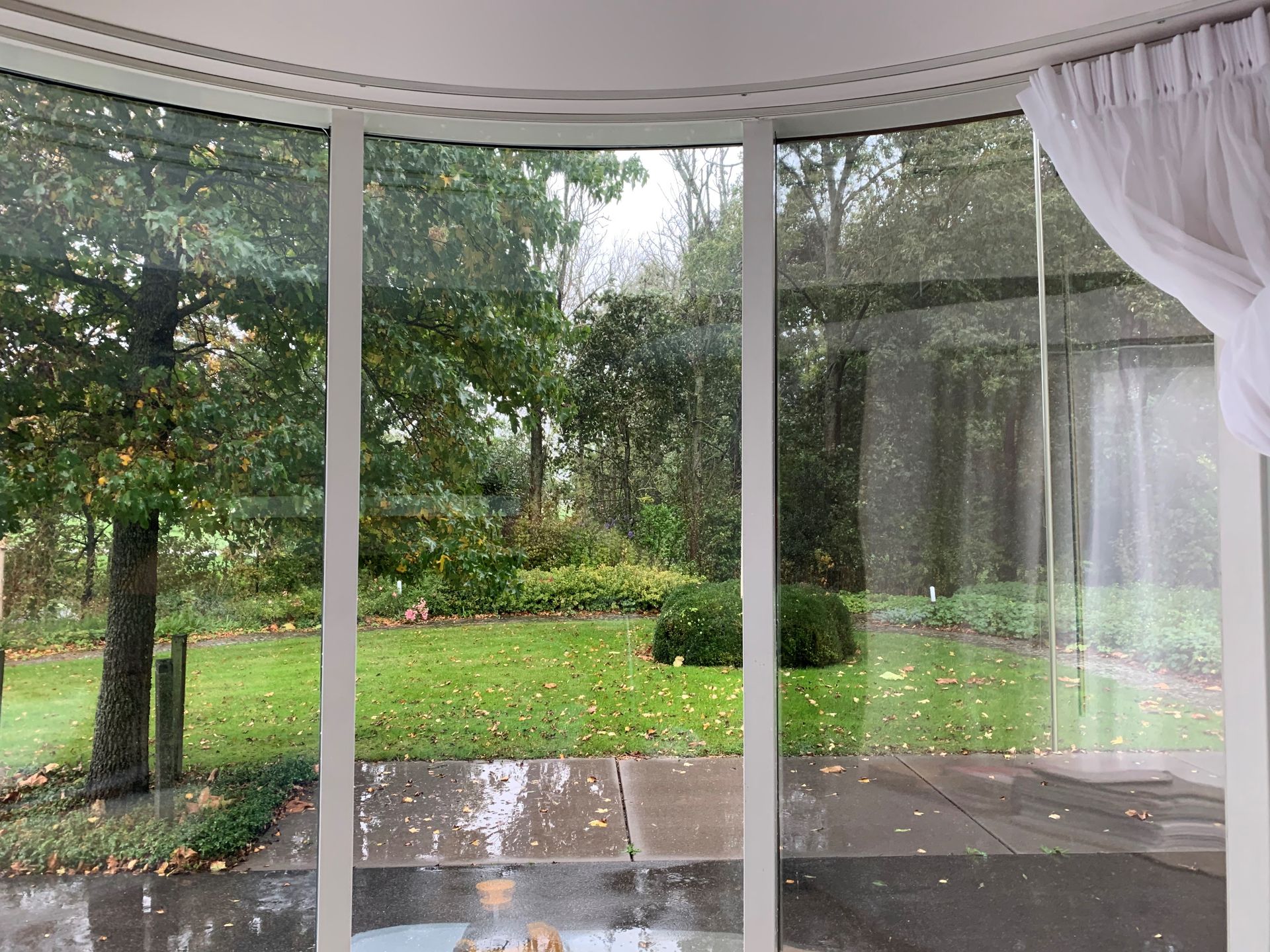 Isolerende raamfolie bij een particuliere woning.