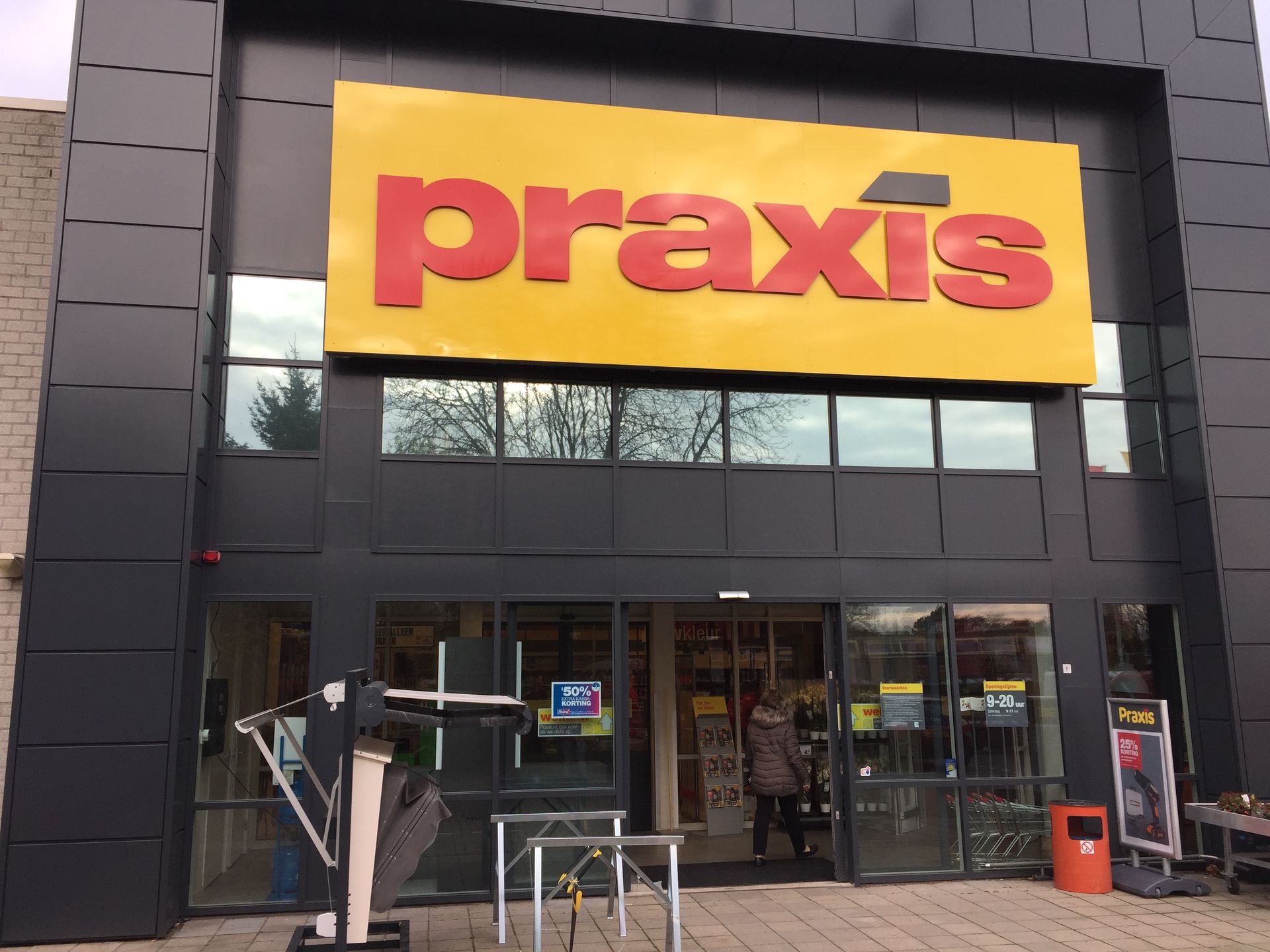 Lichtwerende folie bij Praxis te Poortugaal.