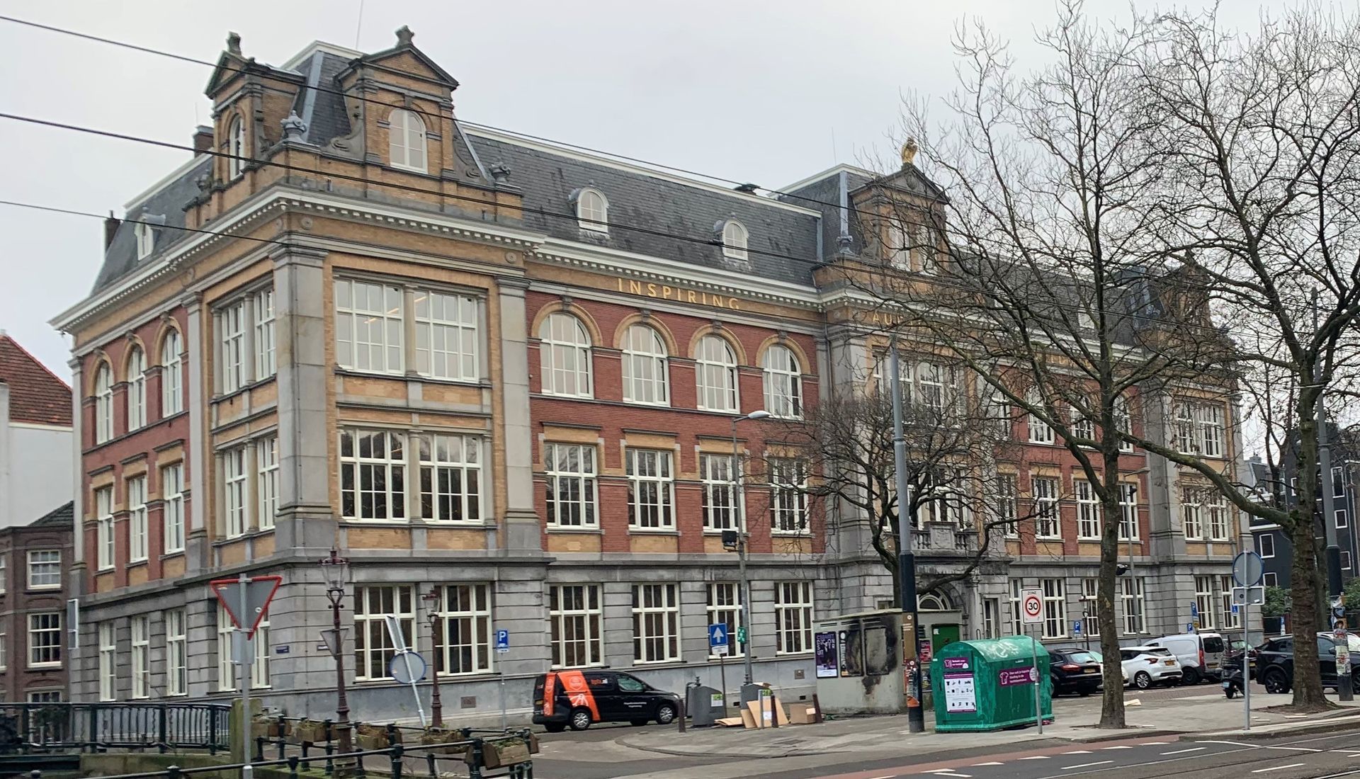 Isolerende raamfolie bij het monumentale pand aan het Raamplein te Amsterdam.
