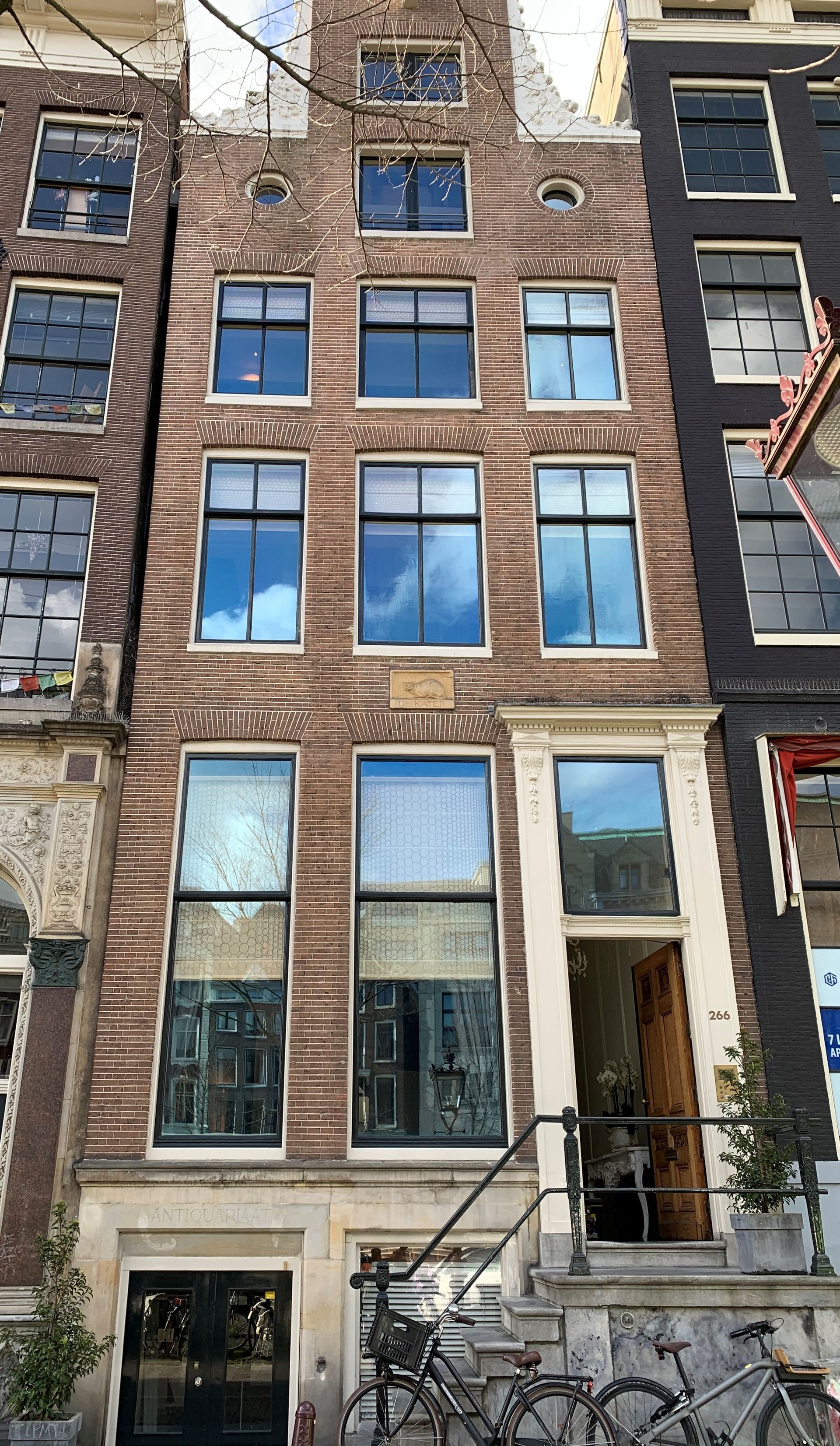 Isolerende raamfolie bij het bedrijfspand van Bellier te Amsterdam.