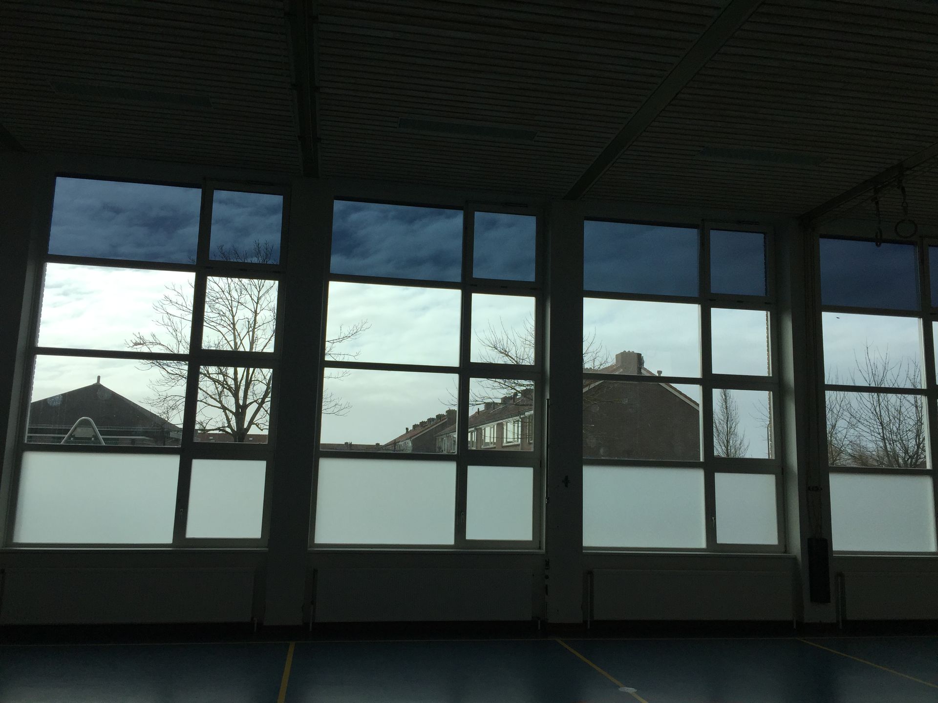 Lichtwerende folie bij sportschool te Sommelsdijk