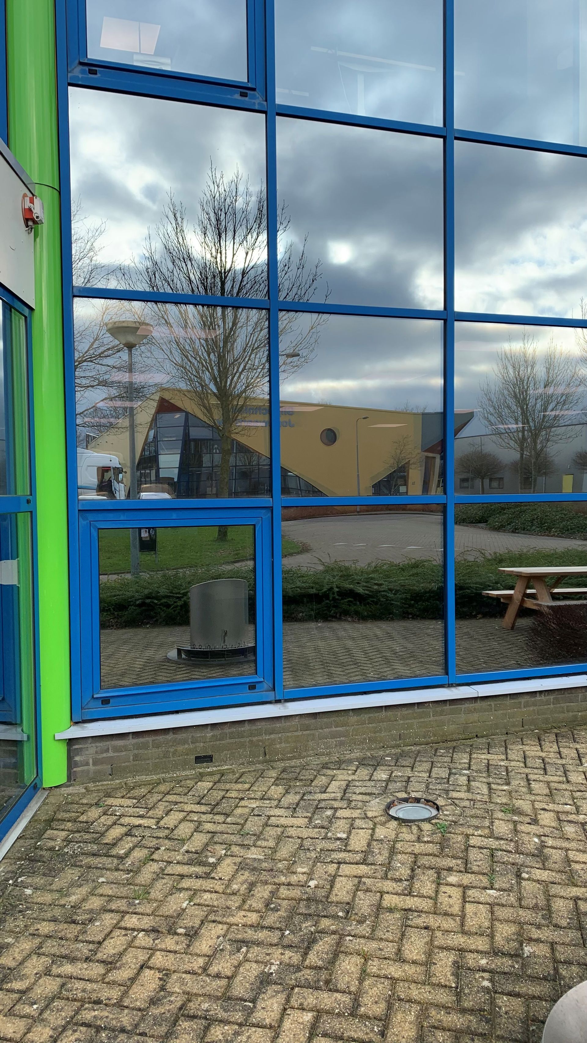 Isolerende raamfolie bij het bedrijfspand van Demaco te Noord-Scharwoude.