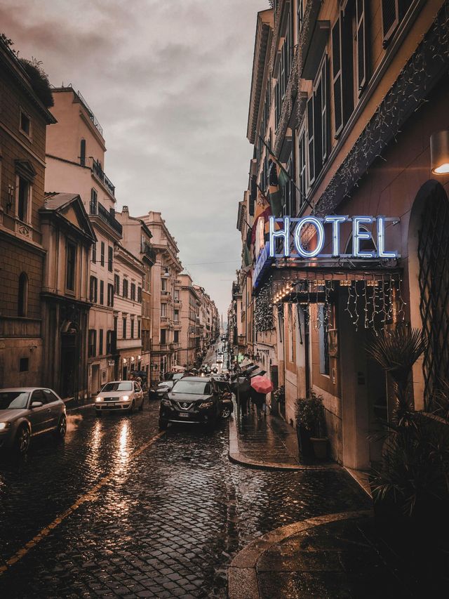 Hotelgevel in een stadsstraat