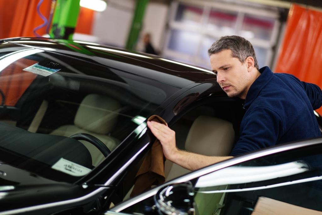cleaning a car using microfiber cloth