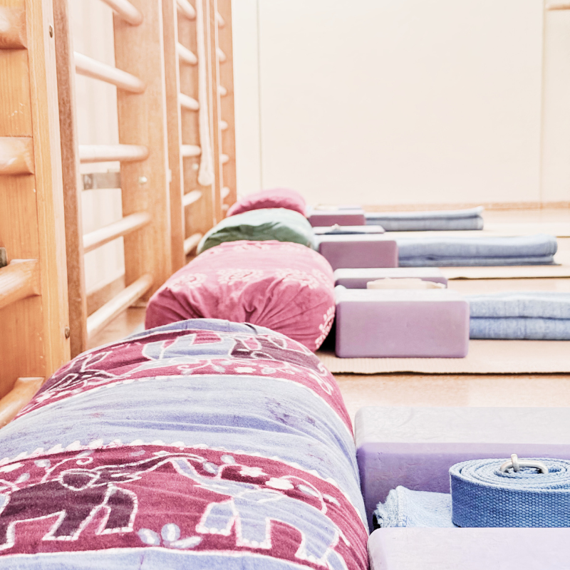 Vorbereitete Yogamatten mit Decken und Kissen im Iyengar Yoga Center Zürich