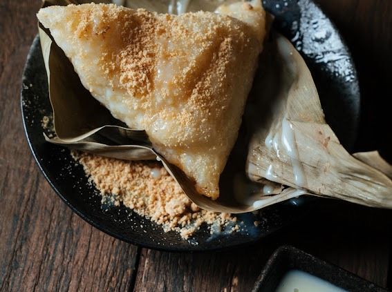 「五花烤肉粽」鍋巴口感恰到好處且充滿肉汁，不油不膩。「椰香栗子粽」層次豐富又有爆米花般的焦香，最後淋上甜蜜的煉乳和花生粉完美收尾。