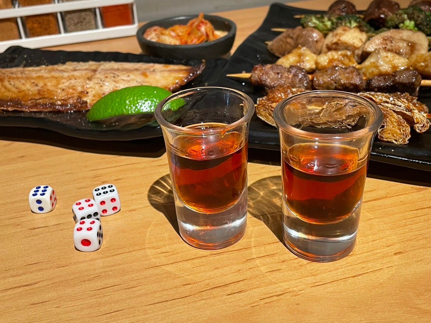 柒息地串燒居酒屋推出「來一場吧！」骰子活動，只要跟店員說口號，即可與店員骰子比大小，贏的顧客免費獲得一杯Shot。活動常態進行，全台門市通用，增加用餐趣味與互動，快來挑戰運氣，享受熱鬧聚餐時光！