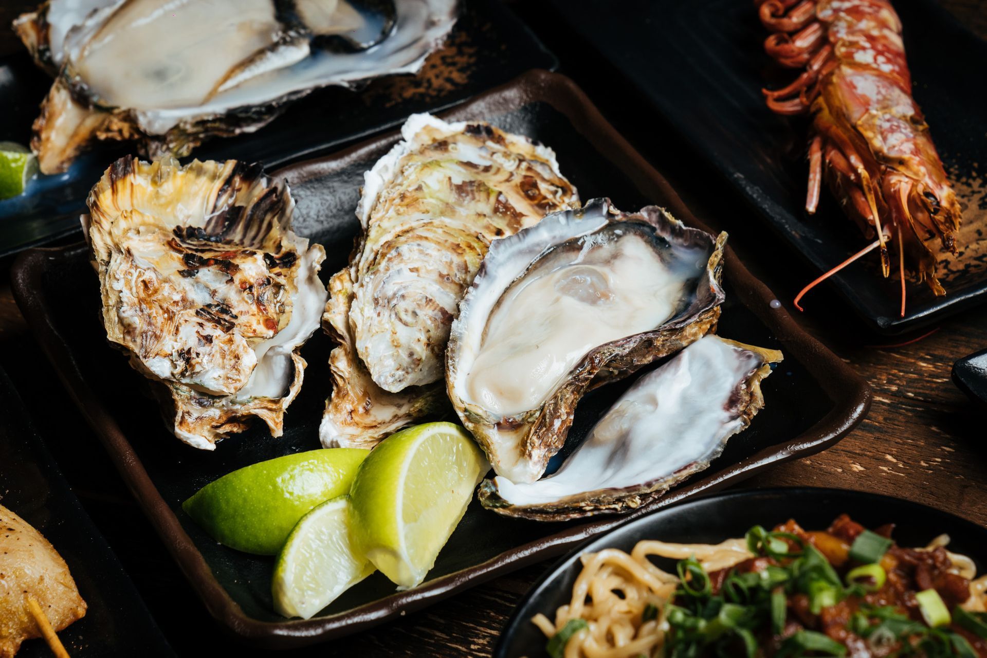 柒息地串燒居酒屋父親節限定「寵爸吃海味」活動 8/1～8/10 開跑，只要上傳柒息地商品或親子合照至社群平台並標註 #柒息地父親節快樂，出示即可免費獲得一盤新鮮生蠔，每日限量送完為止，與爸爸共享串燒與