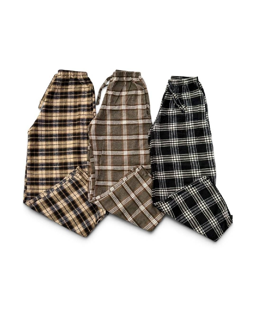 Tres pantalones a cuadros en color tostado, marrón y negro sobre un fondo blanco.
