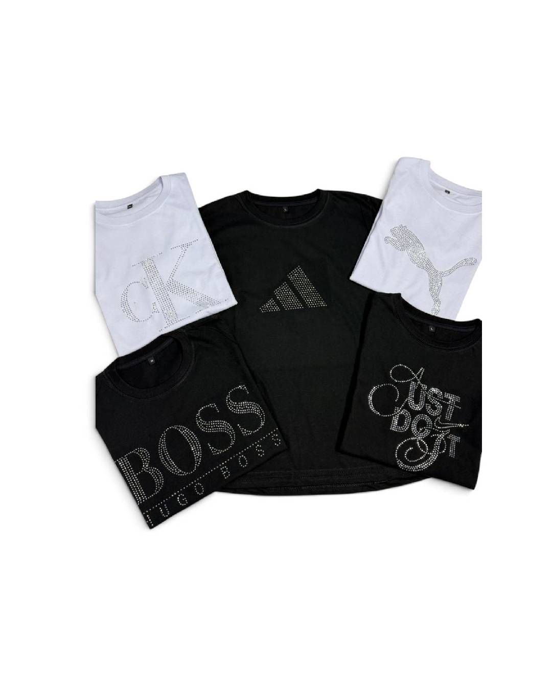 Camisetas gráficas variadas en blanco y negro dispuestas en forma de abanico sobre un fondo blanco.